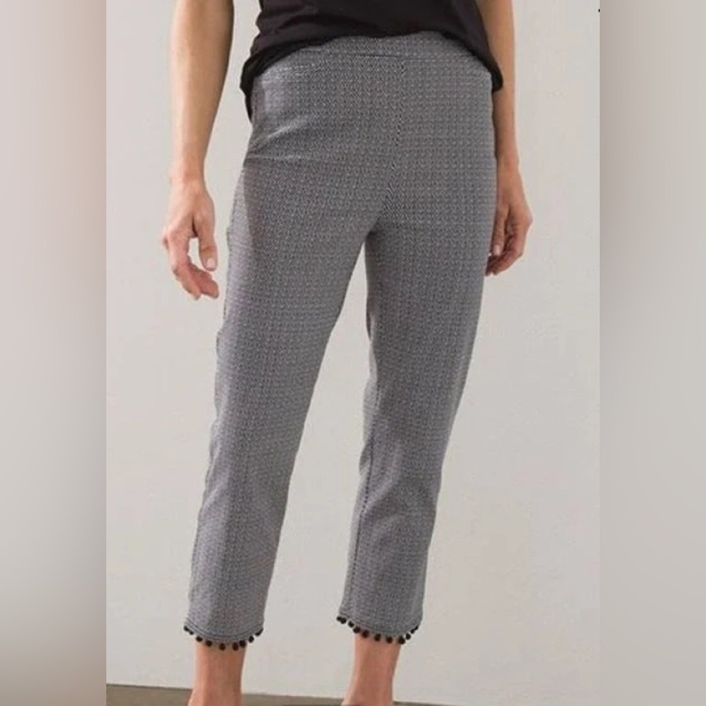 NWT Chico's Size 0.5 (US 6)‎ So Slimming Brigitte Pompom Hem Slim Crop